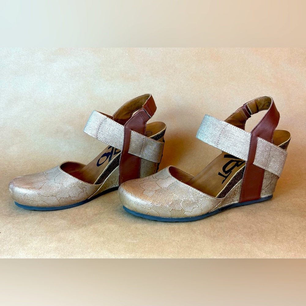 OTBT Rexburg women’s 10 M gold brown leather closed toe wedge sandals, like new